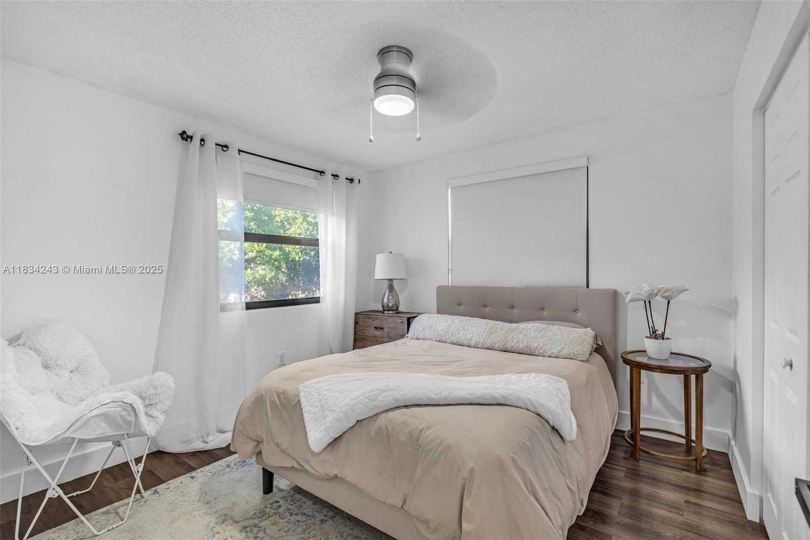 Small Image of 9825 FAIRWAY COVE LN, Plantation Number 24