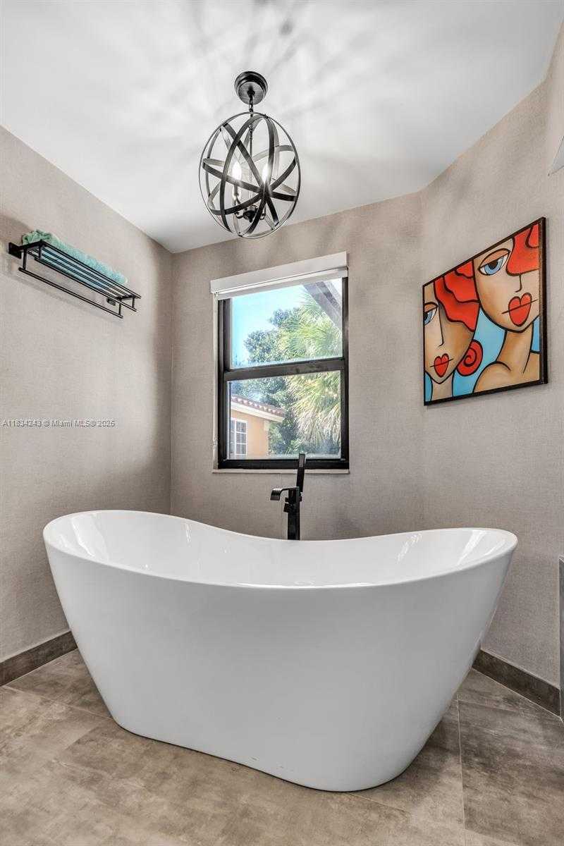 Small Image of 9825 FAIRWAY COVE LN, Plantation Number 26