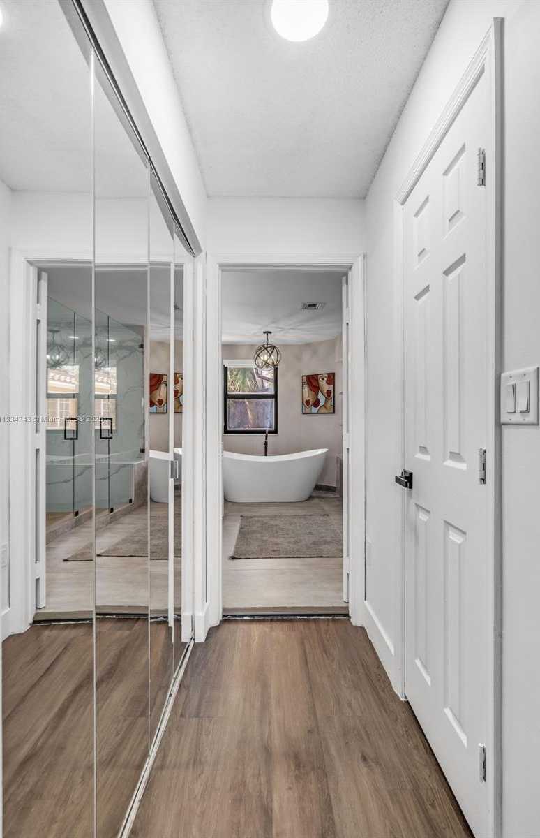 Small Image of 9825 FAIRWAY COVE LN, Plantation Number 28