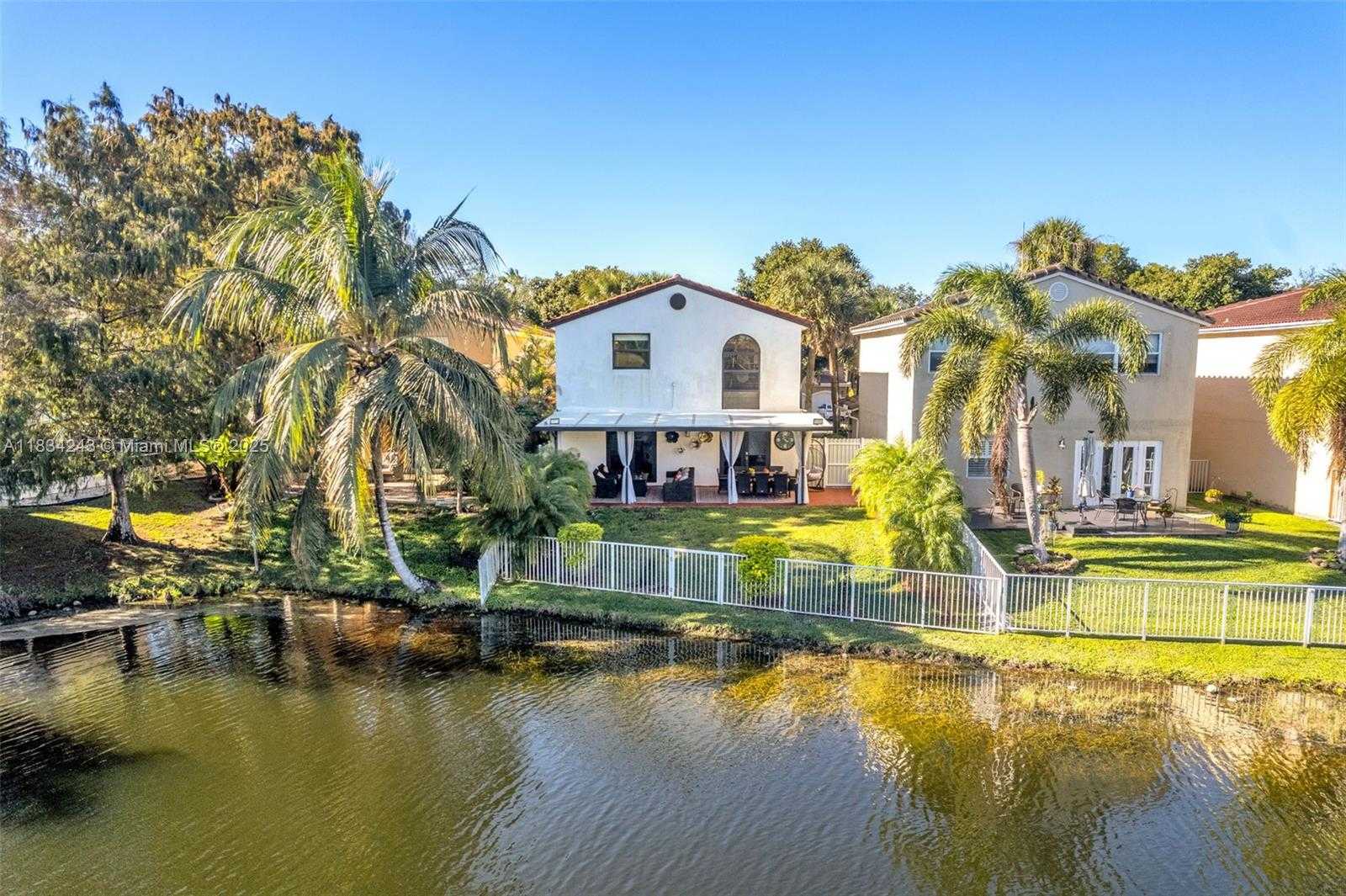 Small Image of 9825 FAIRWAY COVE LN, Plantation Number 3
