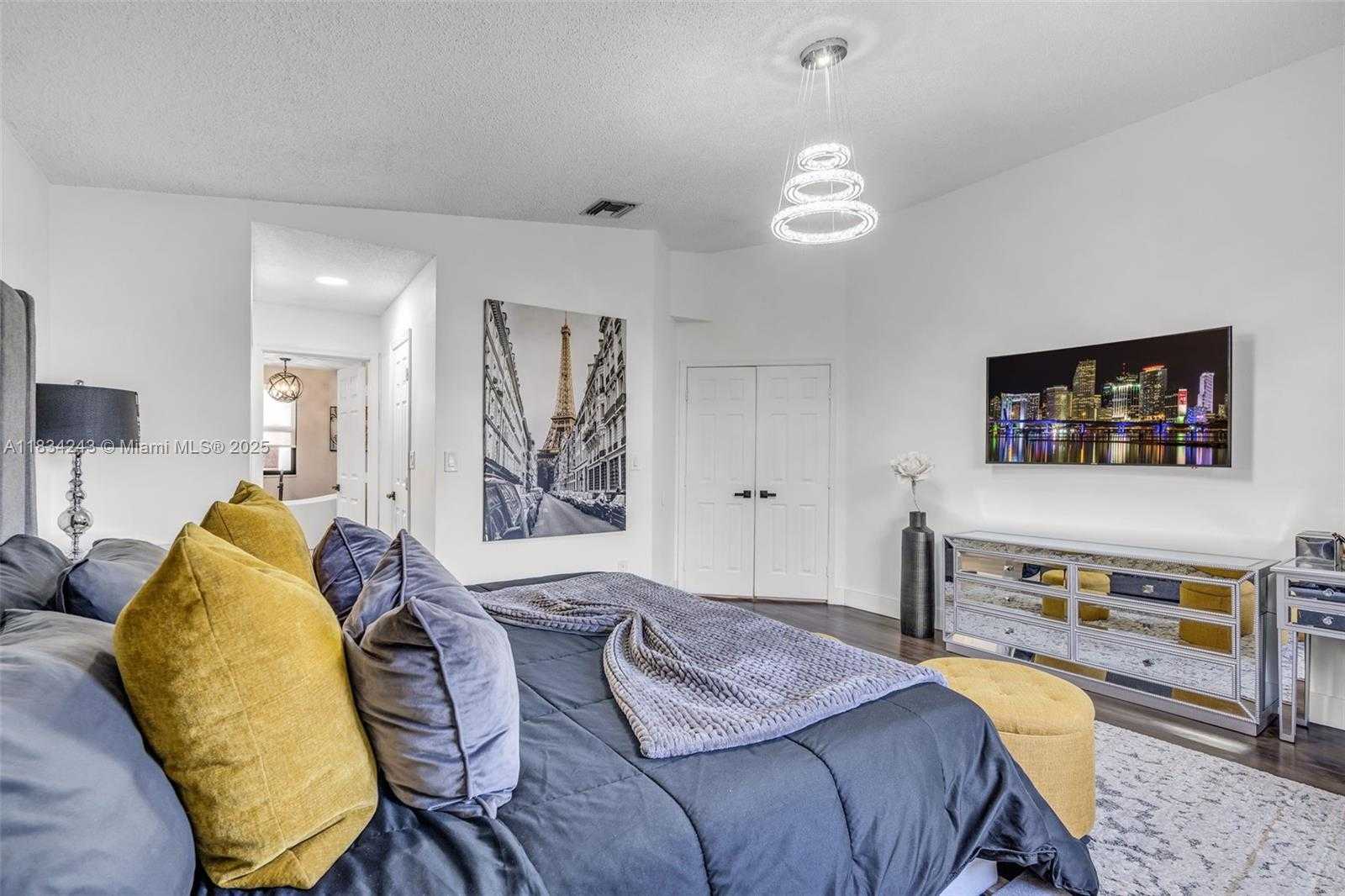 Small Image of 9825 FAIRWAY COVE LN, Plantation Number 30