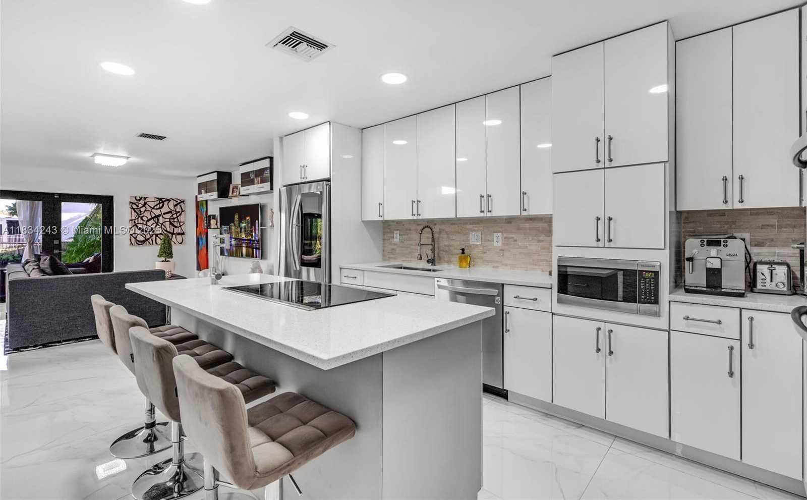 Small Image of 9825 FAIRWAY COVE LN, Plantation Number 34