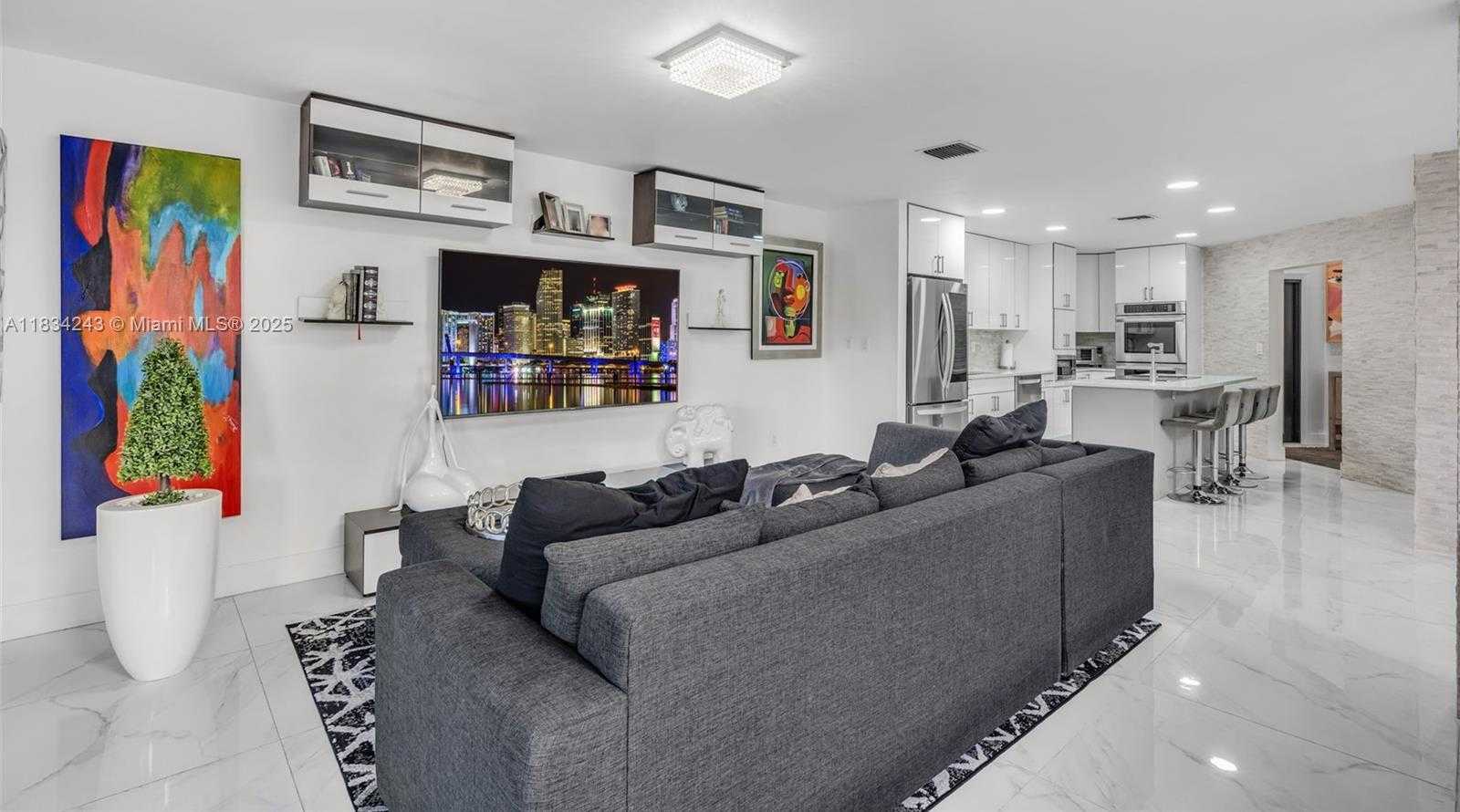 Small Image of 9825 FAIRWAY COVE LN, Plantation Number 37