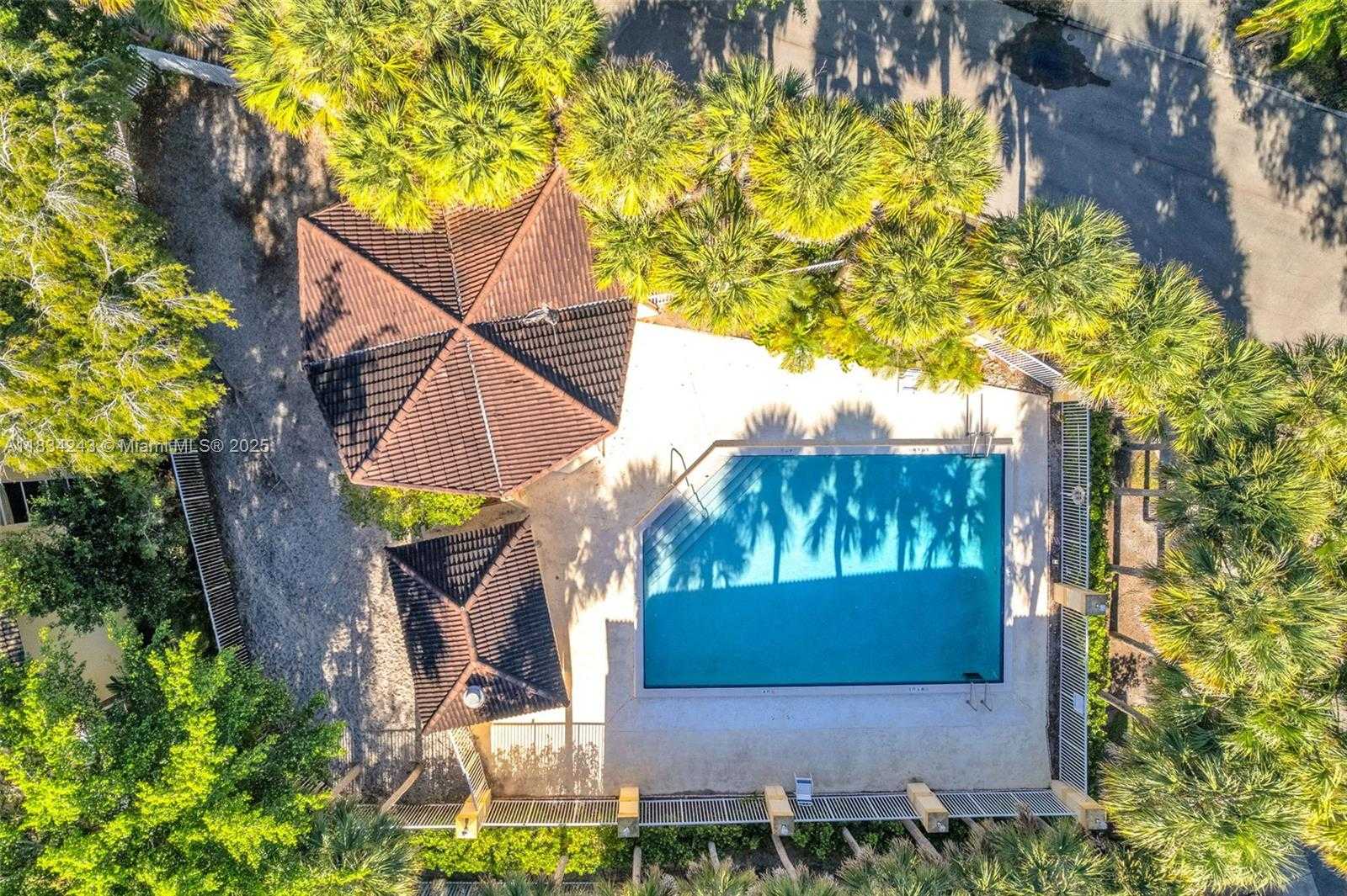 Small Image of 9825 FAIRWAY COVE LN, Plantation Number 40