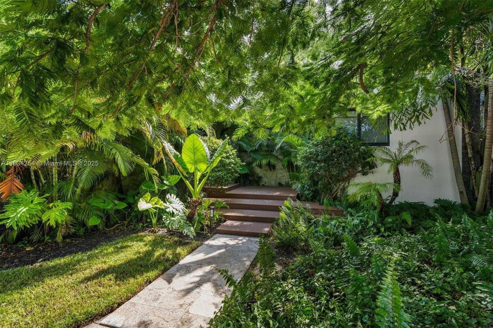 Small Image of 2815 REGATTA AVE, Miami Beach Number 11