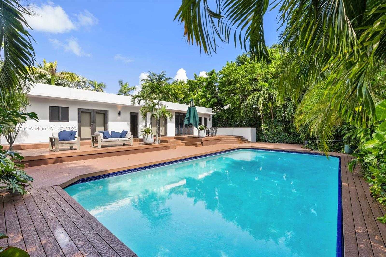 Small Image of 2815 REGATTA AVE, Miami Beach Number 13