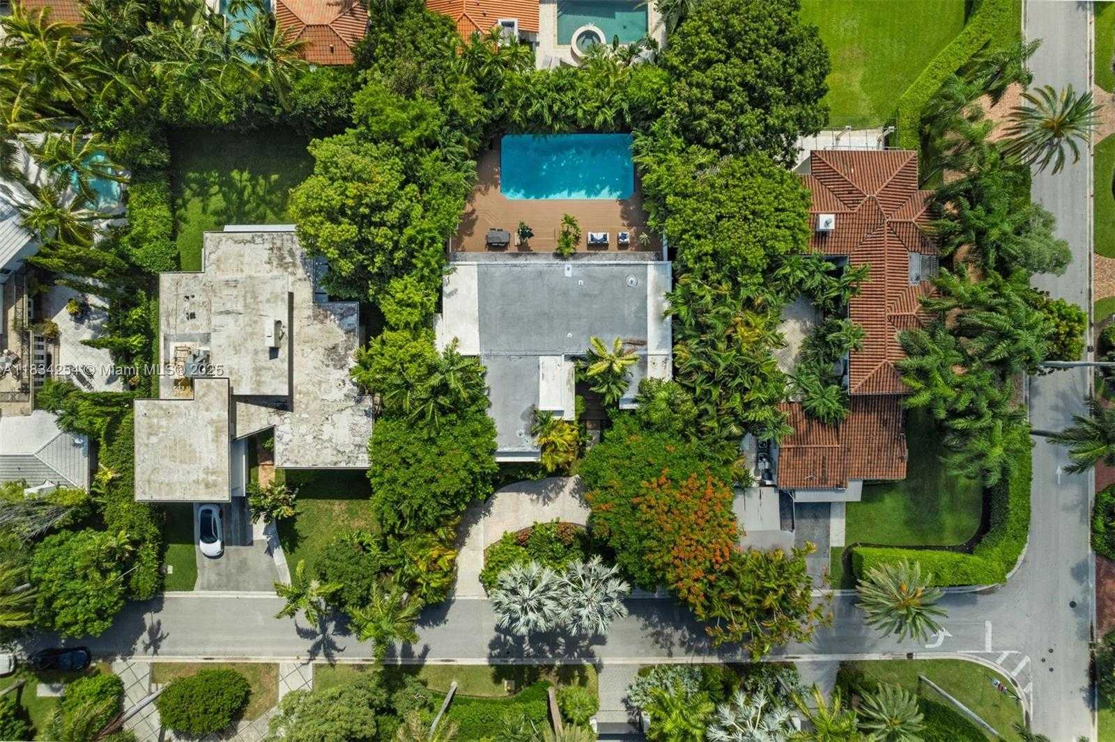 Small Image of 2815 REGATTA AVE, Miami Beach Number 2