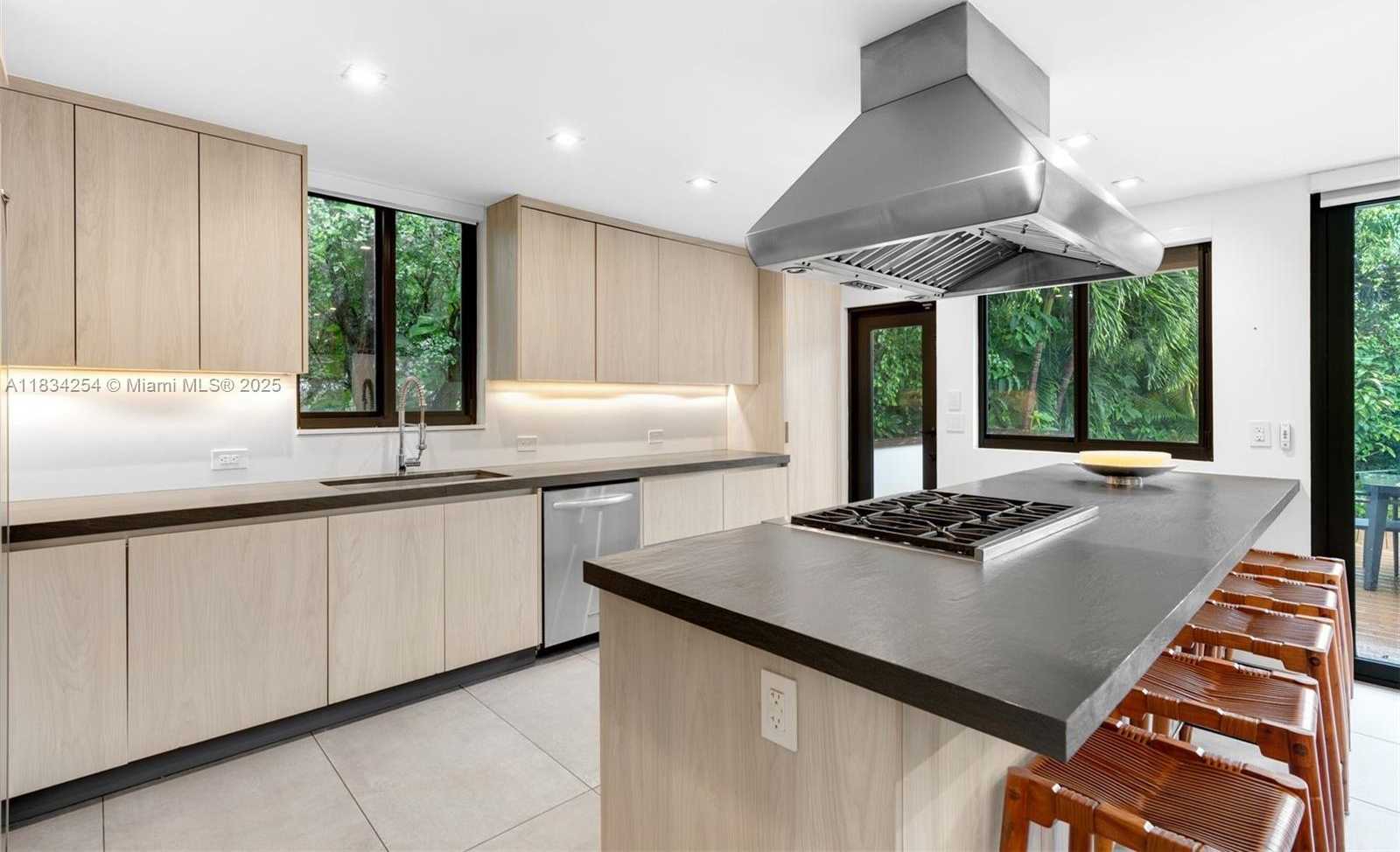 Small Image of 2815 REGATTA AVE, Miami Beach Number 22