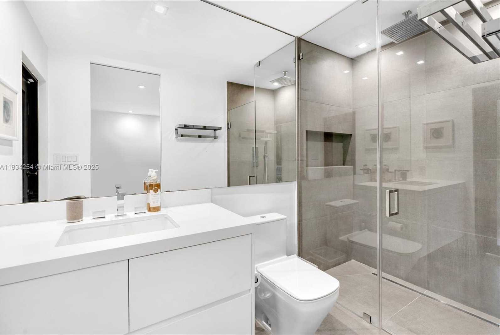 Small Image of 2815 REGATTA AVE, Miami Beach Number 8