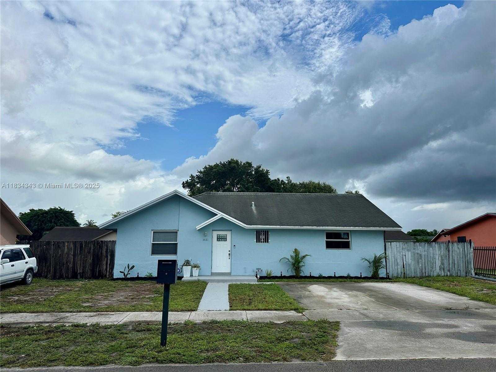 Small Image of 3521 NORTH WEST 193RD ST, Miami Gardens Number 2