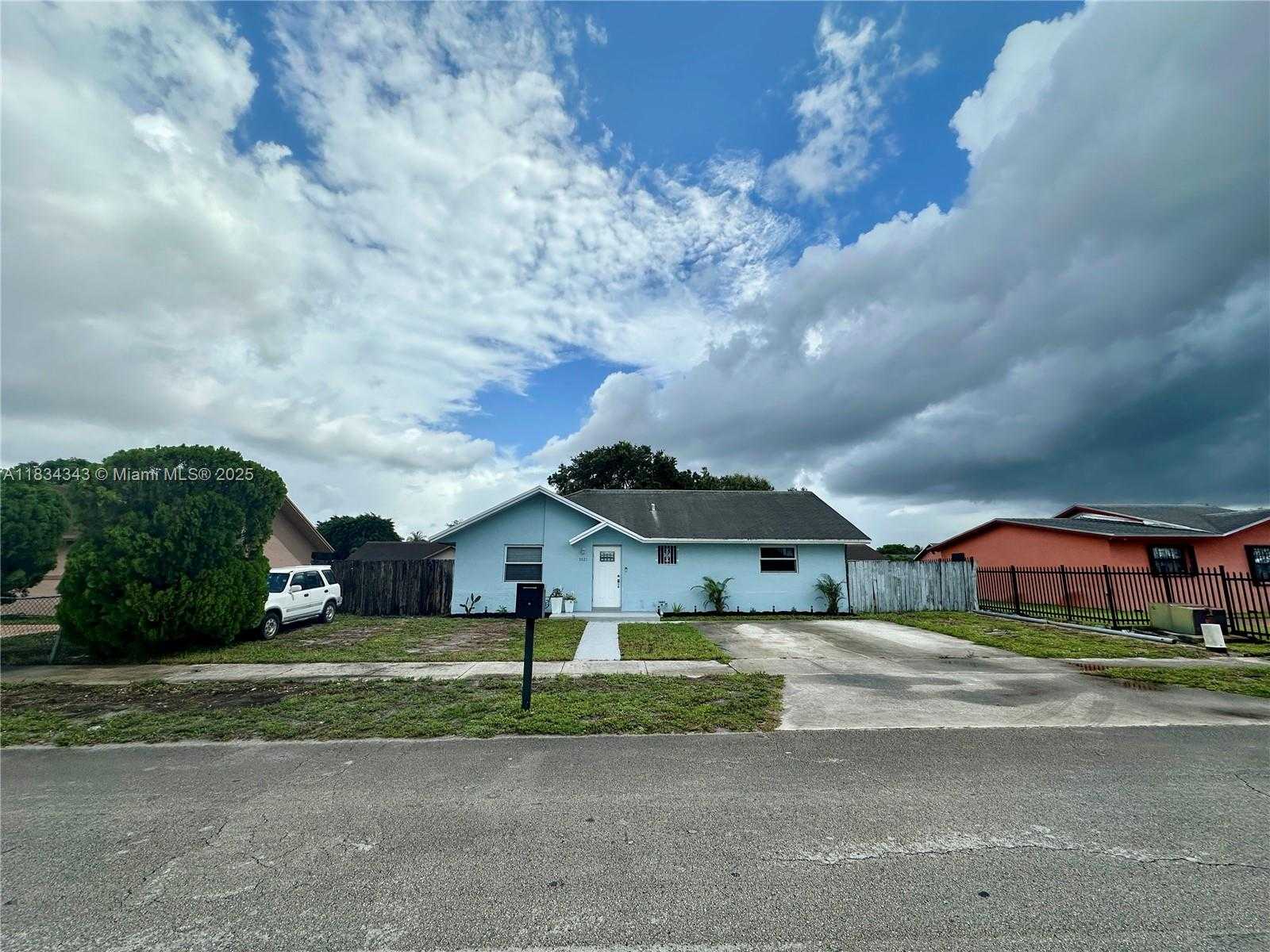 Small Image of 3521 NORTH WEST 193RD ST, Miami Gardens Number 3