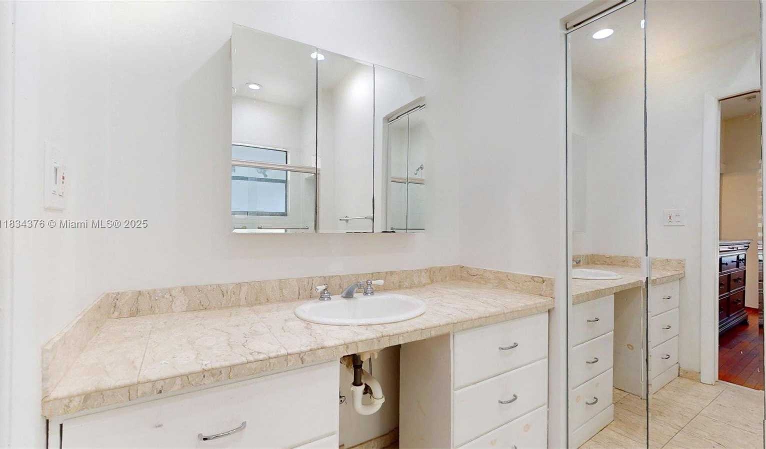 Small Image of 1111 COLUMBUS BLVD, Coral Gables Number 27