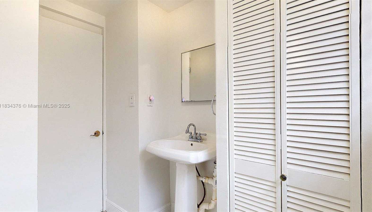 Small Image of 1111 COLUMBUS BLVD, Coral Gables Number 32