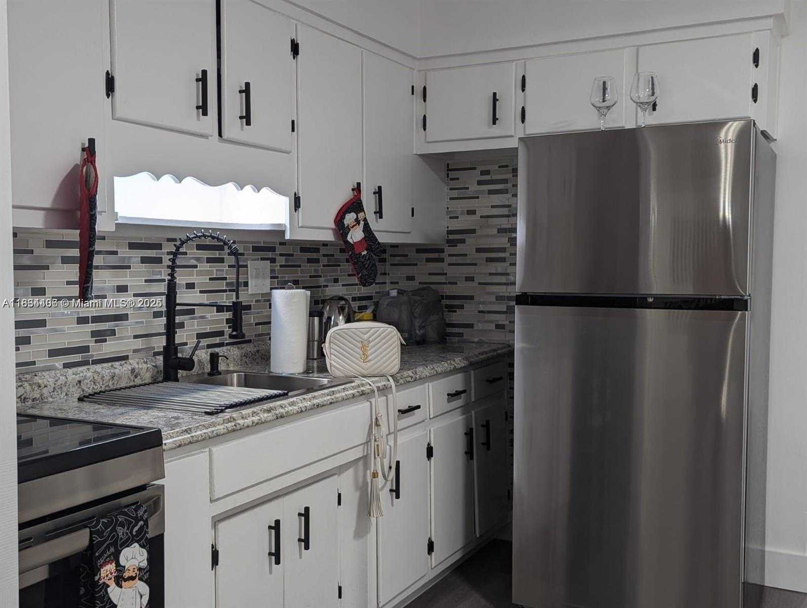 Small Image of 6137 DEWEY ST, Hollywood Number 2