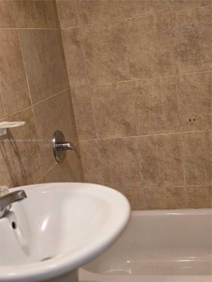 Small Image of 515 NORTH EAST 139TH ST, North Miami Number 8