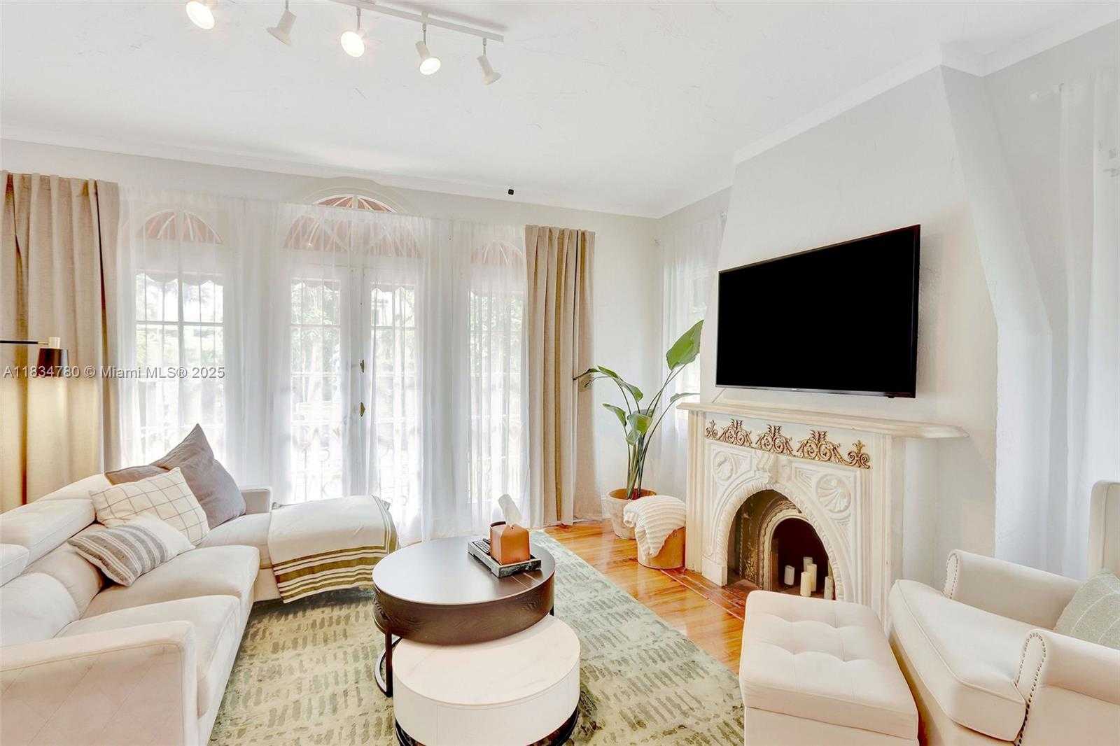 Small Image of 1231 COLUMBUS BLVD, Coral Gables Number 4