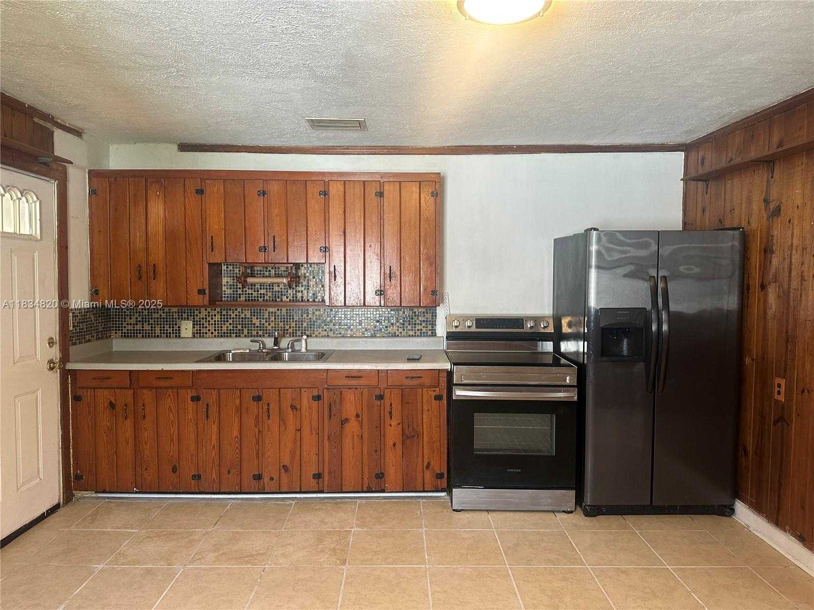 Small Image of 532 BOND, Clewiston Number 5
