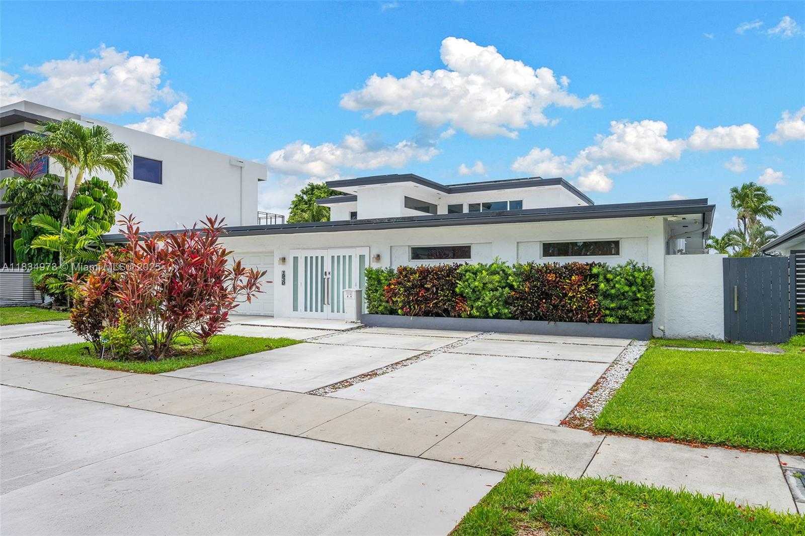 Small Image of 1930 NORTH EAST 193RD ST, Miami Number 2