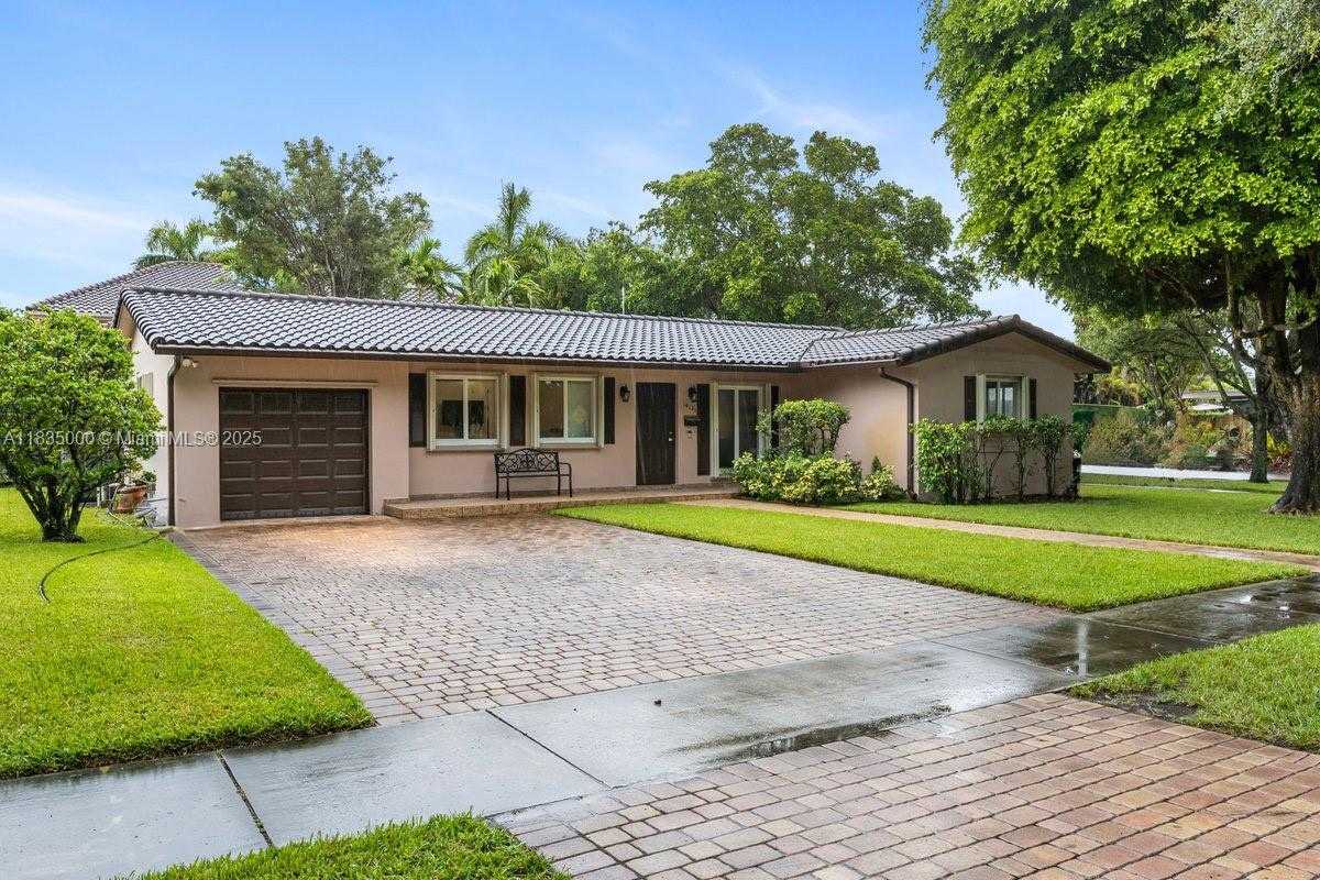 Small Image of 14181 LEANING PINE DR, Miami Lakes Number 2