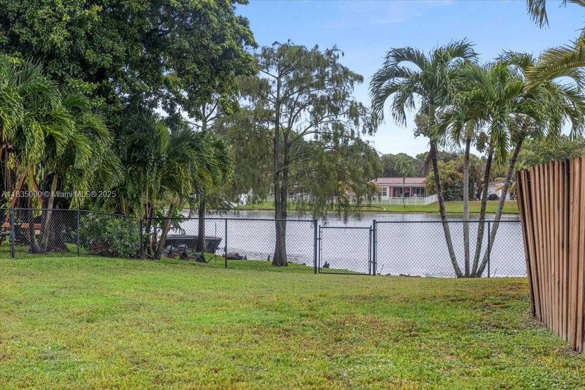 Small Image of 14181 LEANING PINE DR, Miami Lakes Number 26