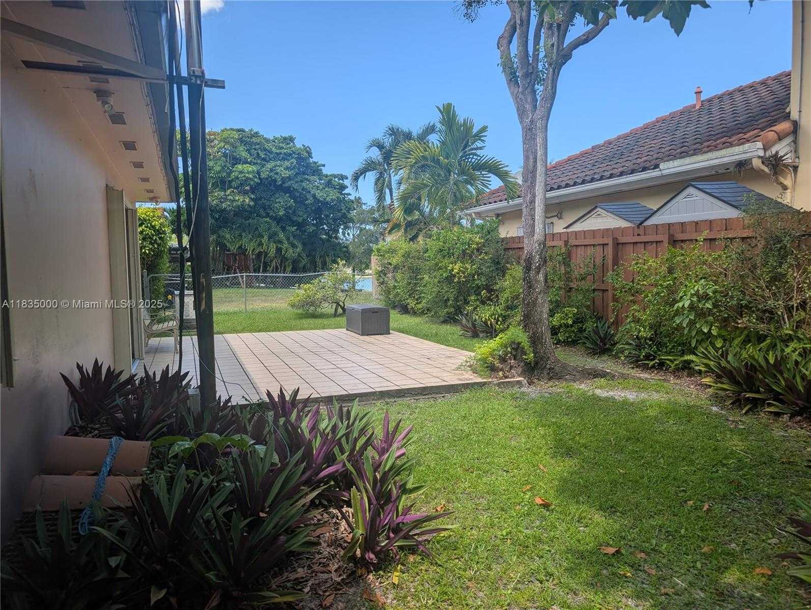 Small Image of 14181 LEANING PINE DR, Miami Lakes Number 33