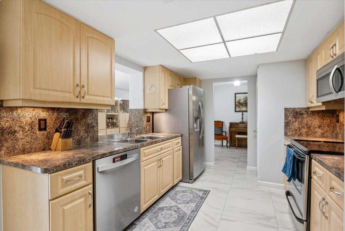 Small Image of 14181 LEANING PINE DR, Miami Lakes Number 5