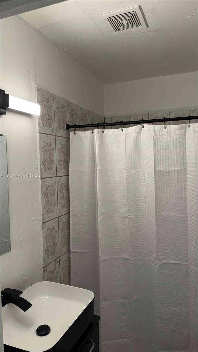Small Image of 16221 EAST BUNCHE PARK DR, Miami Gardens Number 10