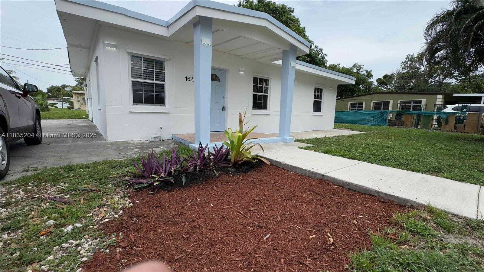Small Image of 16221 EAST BUNCHE PARK DR, Miami Gardens Number 2