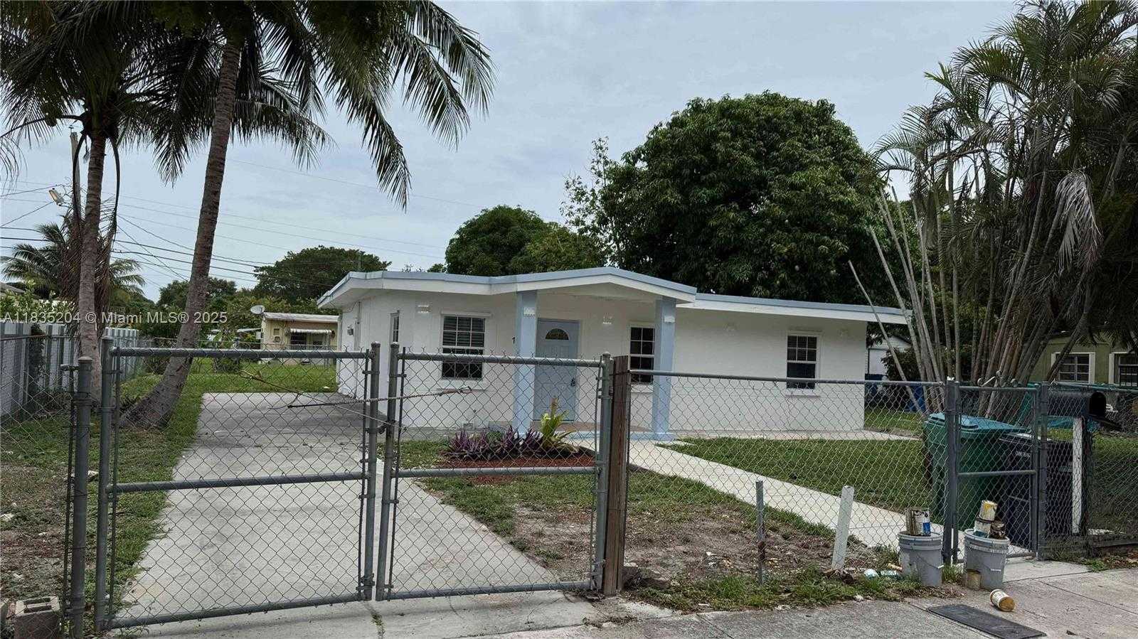 Small Image of 16221 EAST BUNCHE PARK DR, Miami Gardens Number 3