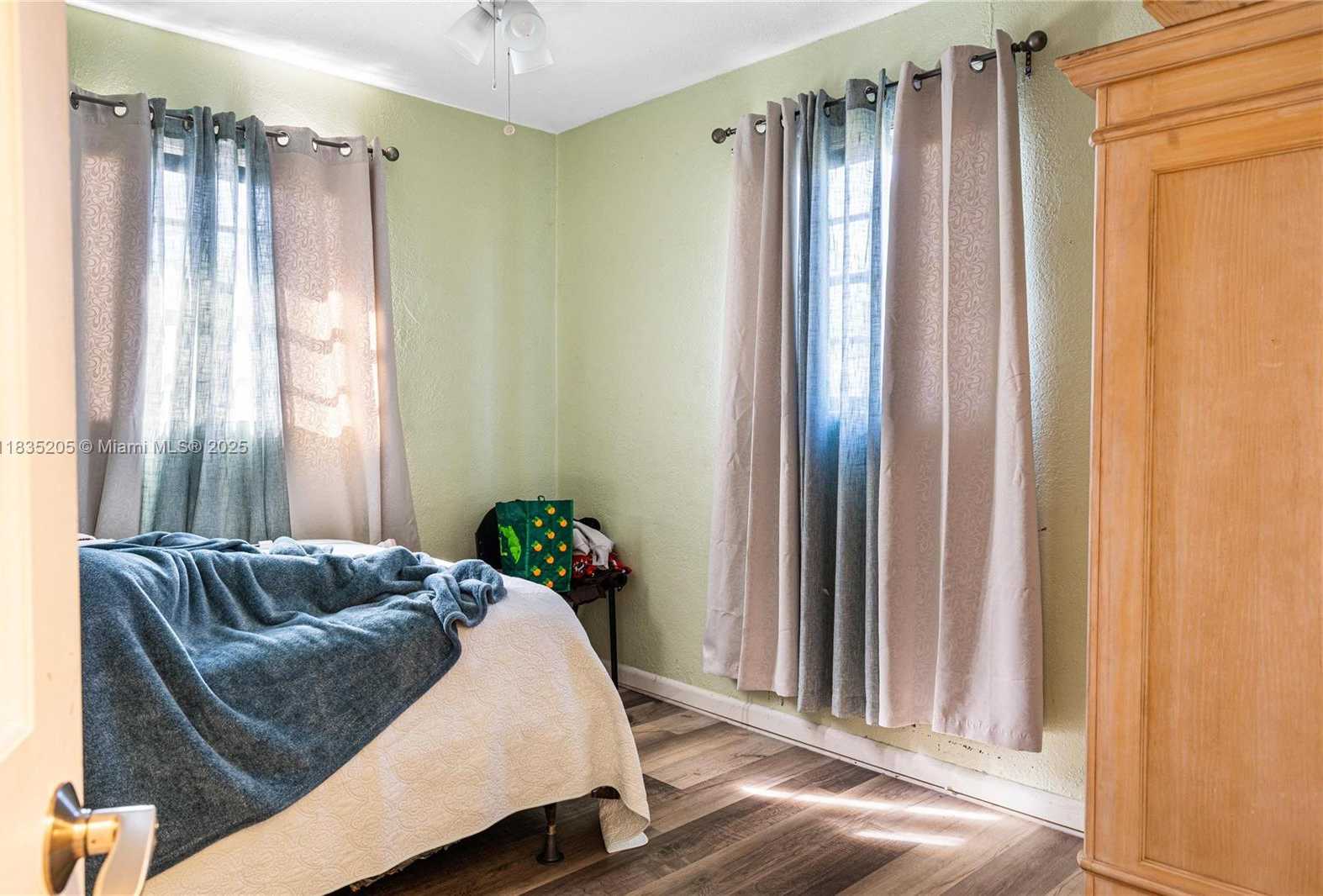 Small Image of 1300 NORTH EAST 203RD ST, Miami Number 15
