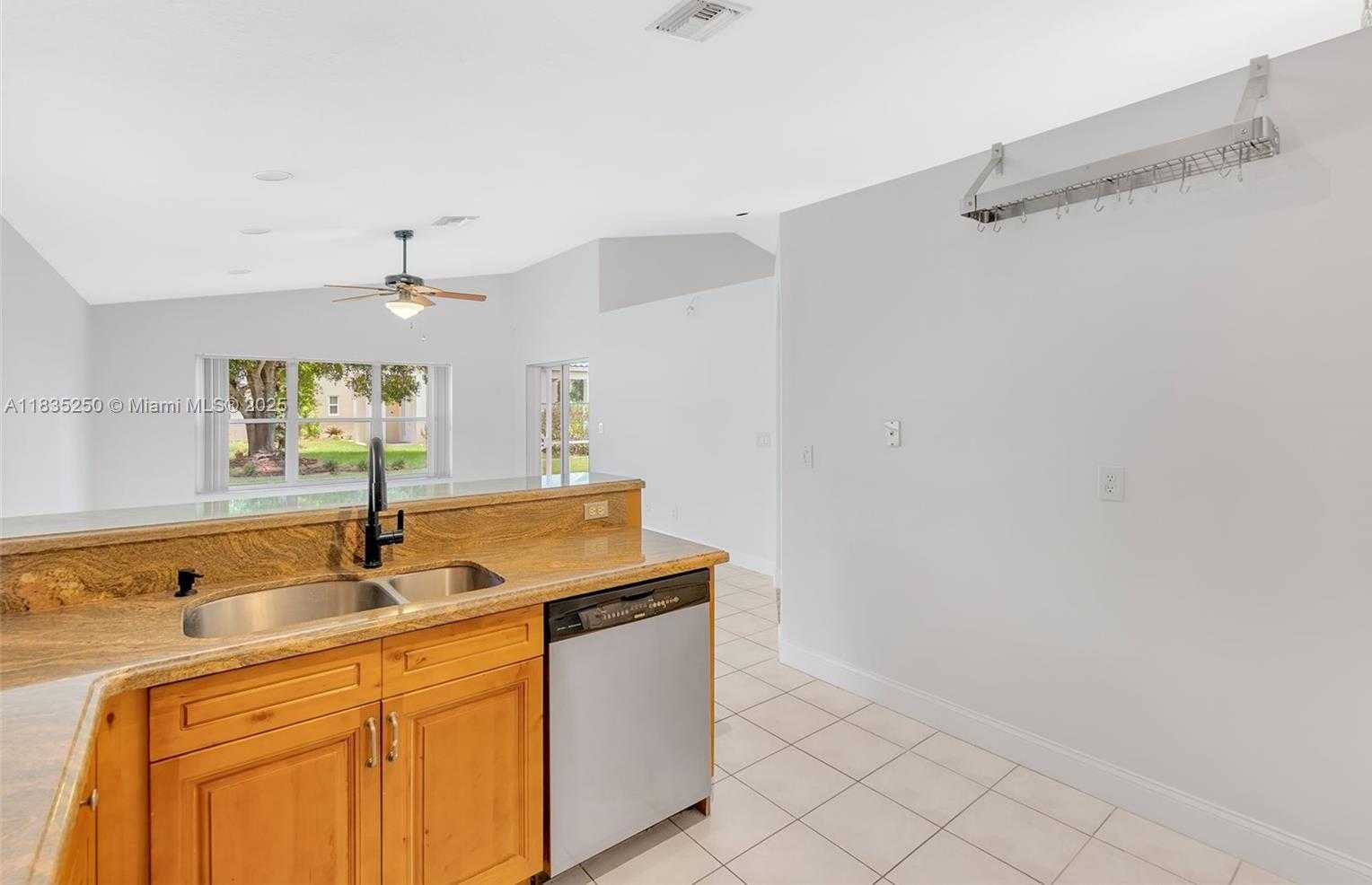Small Image of 326 SOUTH WEST 162ND AVE, Pembroke Pines Number 14
