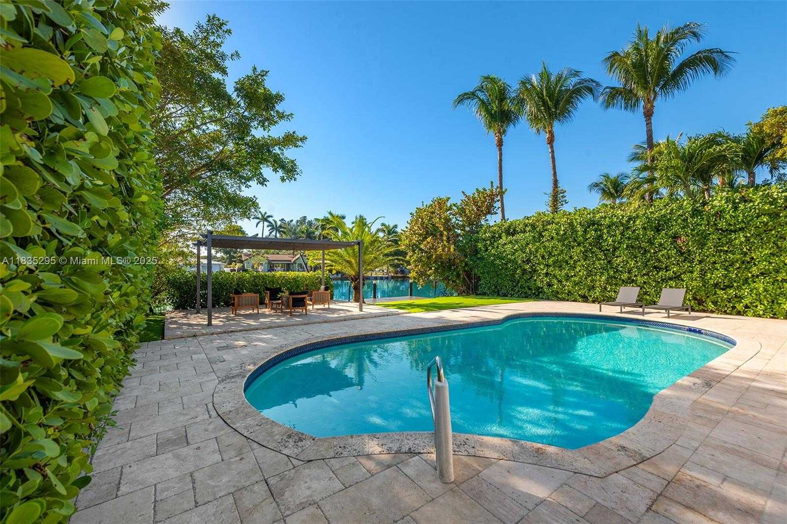 Small Image of 410 SOUTH SHORE DR, Miami Beach Number 2