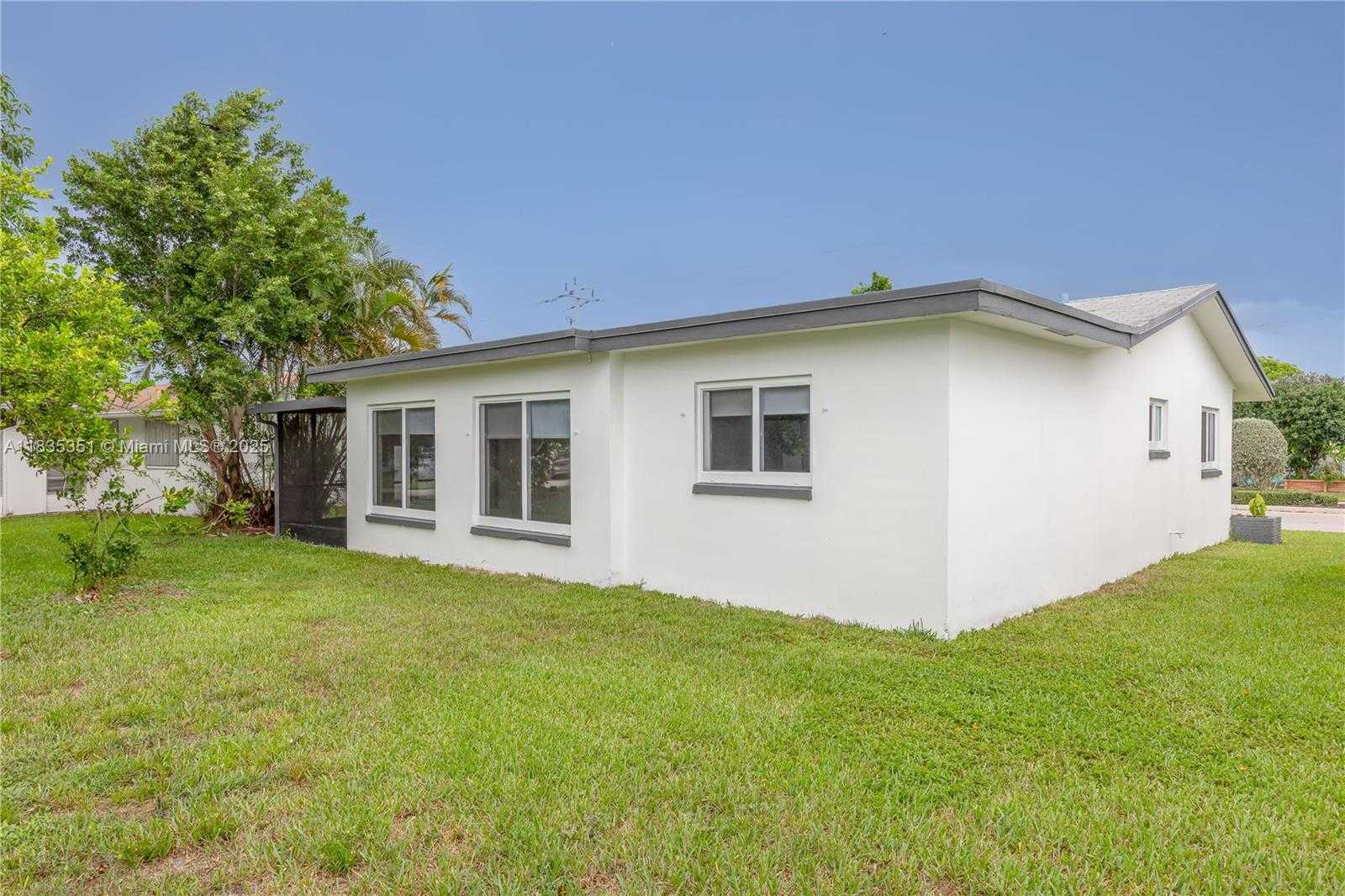 Small Image of 4516 MAINLAND DR, Tamarac Number 34