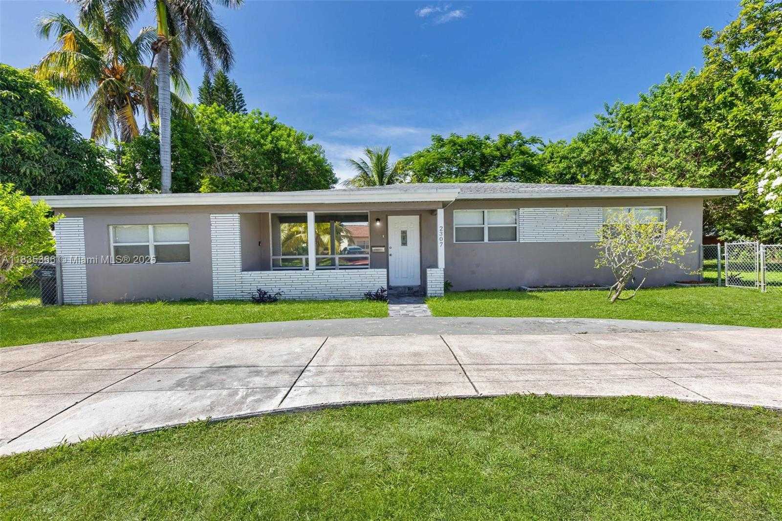 Small Image of 2307 RODMAN ST, Hollywood Number 2