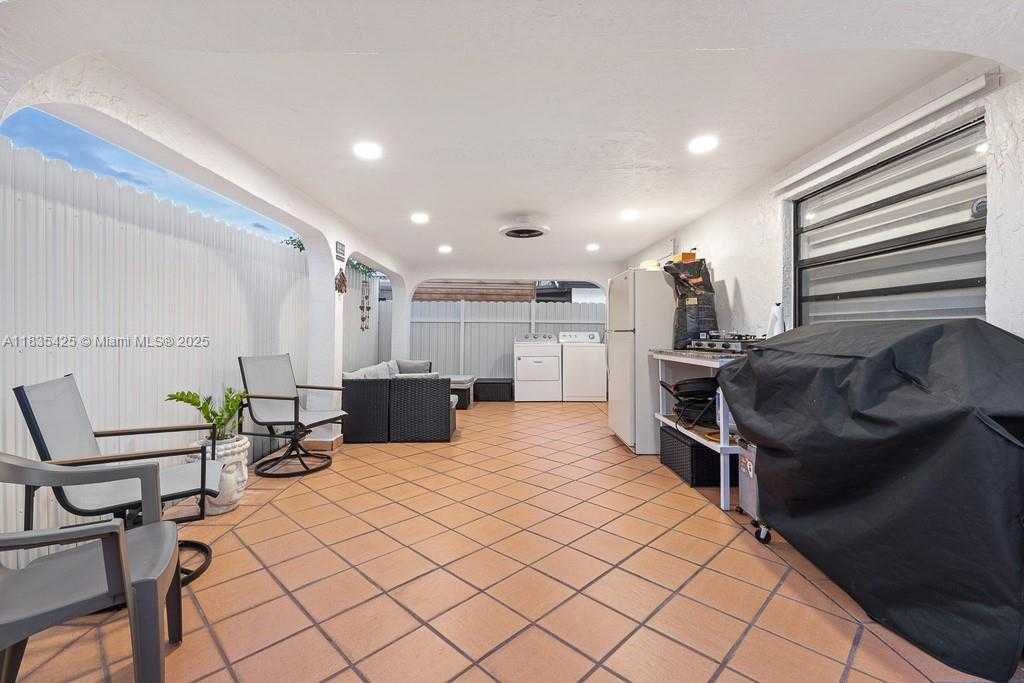 Small Image of 7029 WEST 29TH WAY, Hialeah Number 16