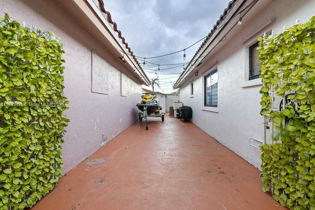 Small Image of 7029 WEST 29TH WAY, Hialeah Number 17