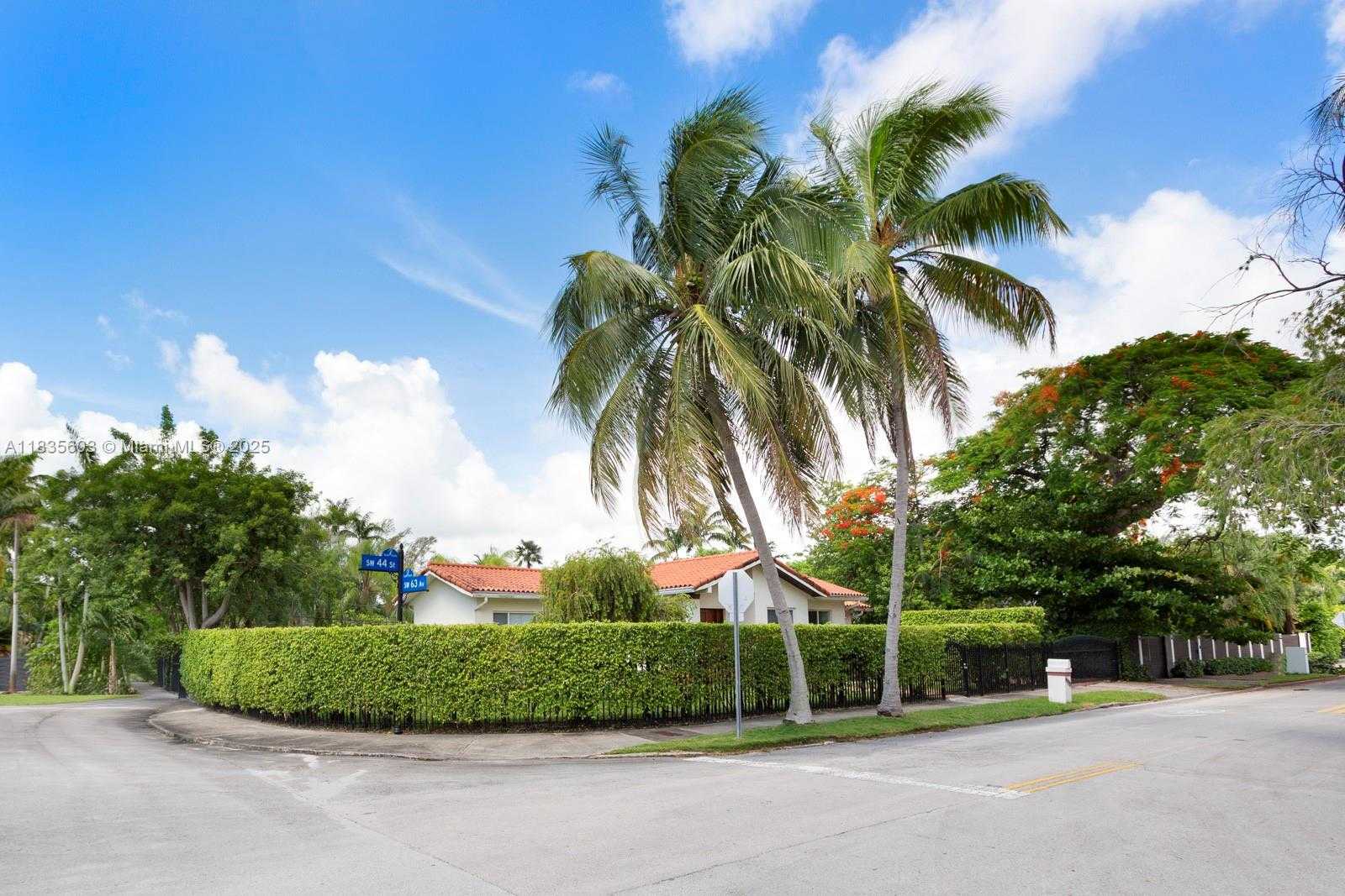 Small Image of 6302 SOUTH WEST 44TH ST, South Miami Number 3