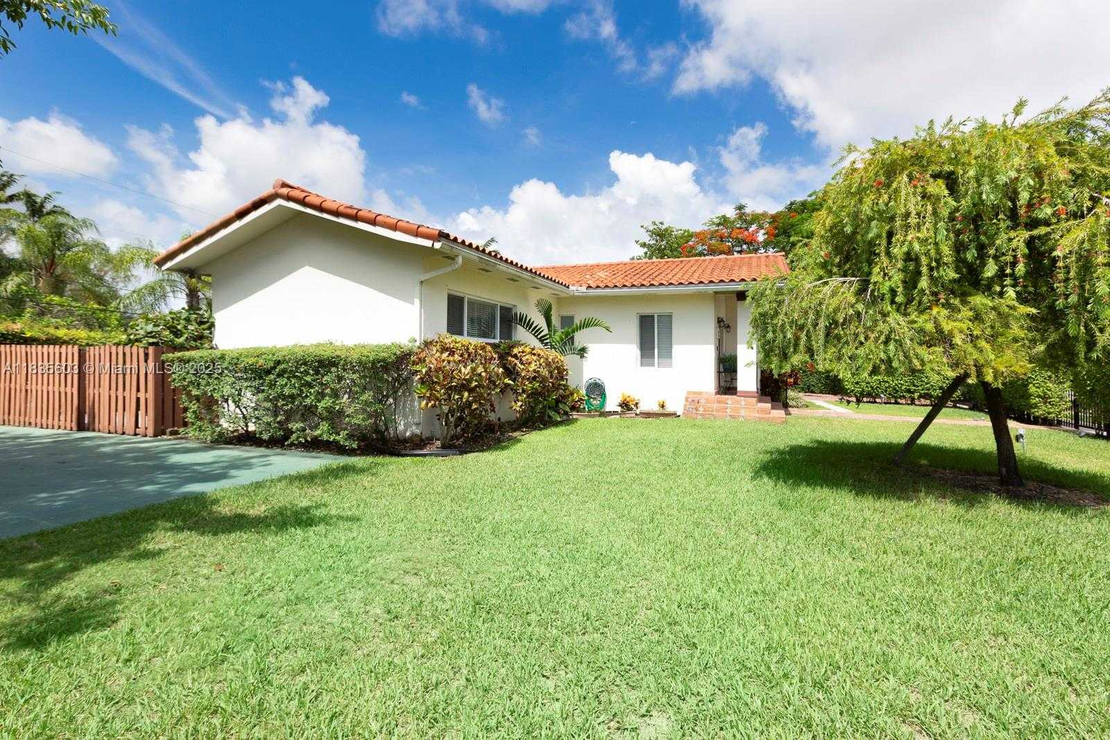 Small Image of 6302 SOUTH WEST 44TH ST, South Miami Number 4