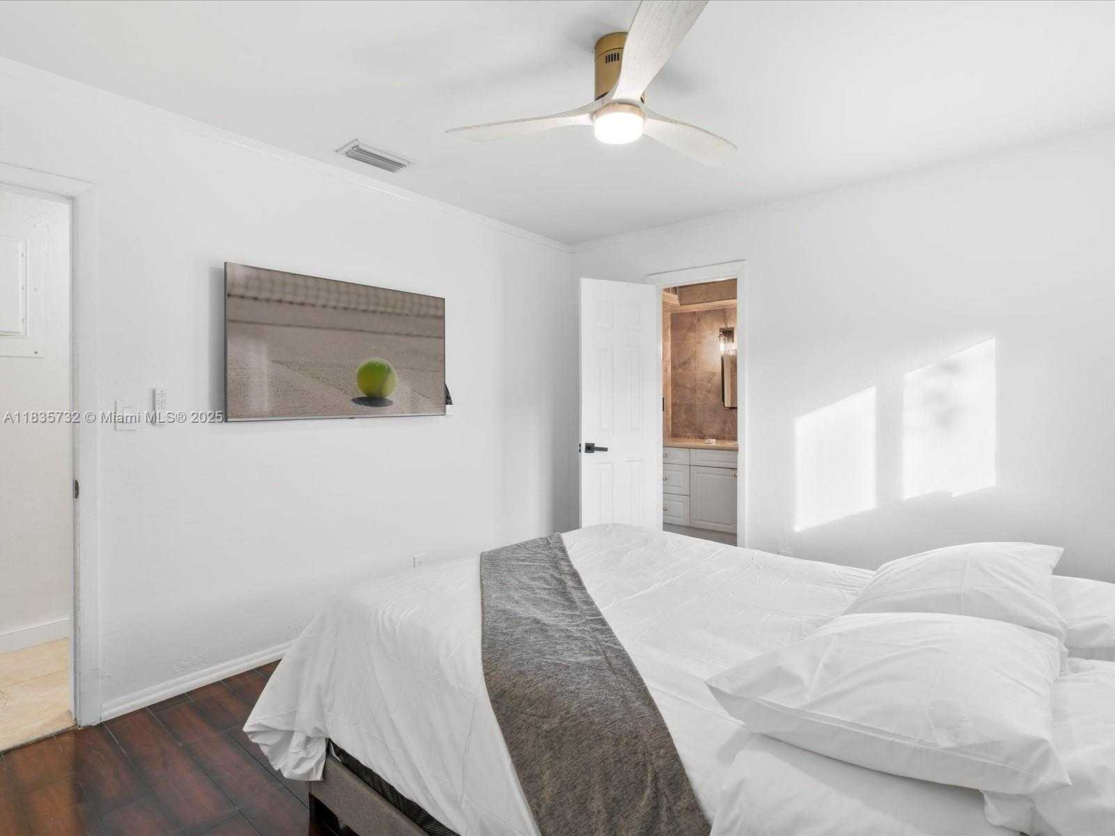 Small Image of 5191 SARAZEN DR, Hollywood Number 12