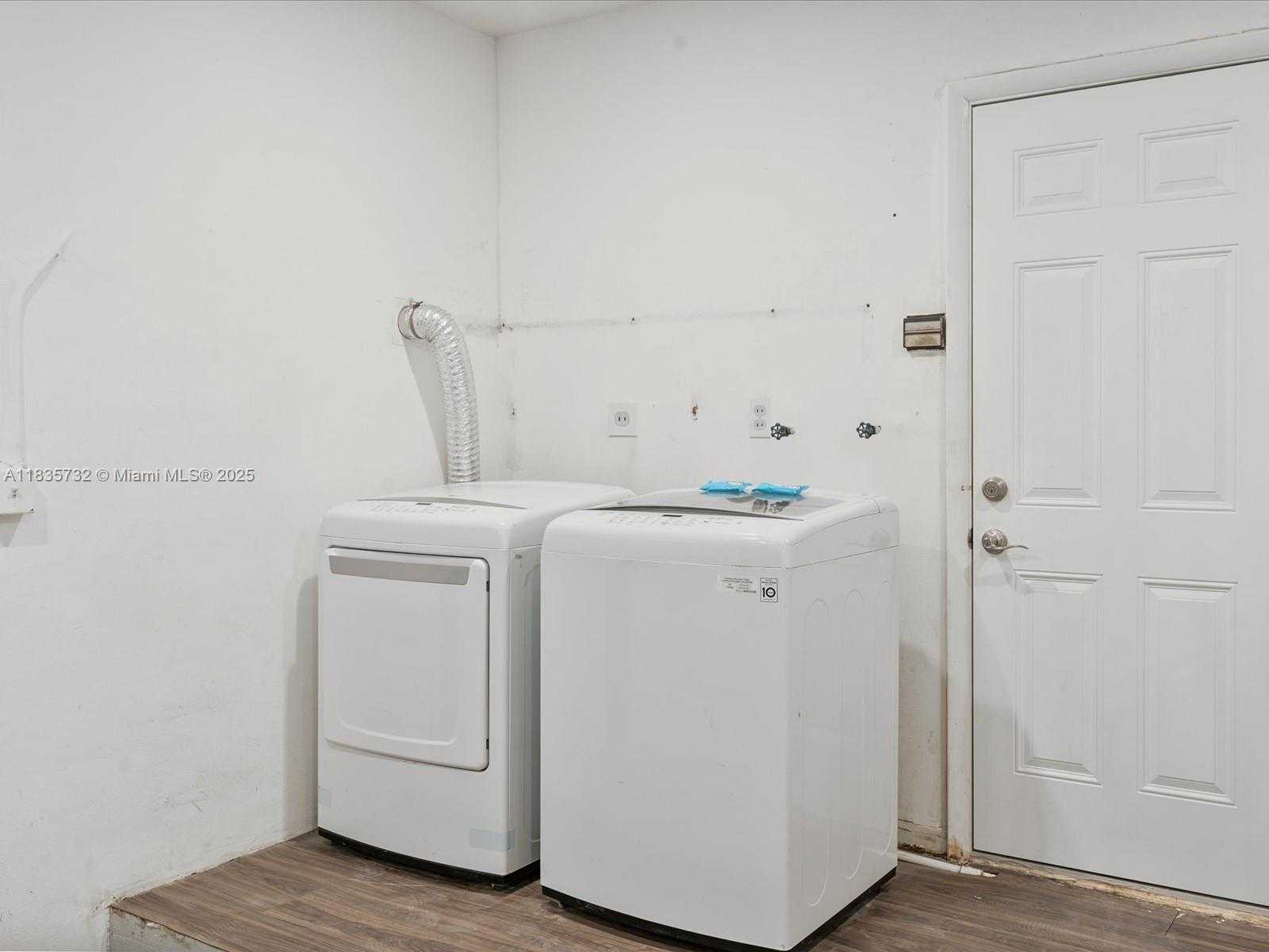 Small Image of 5191 SARAZEN DR, Hollywood Number 19