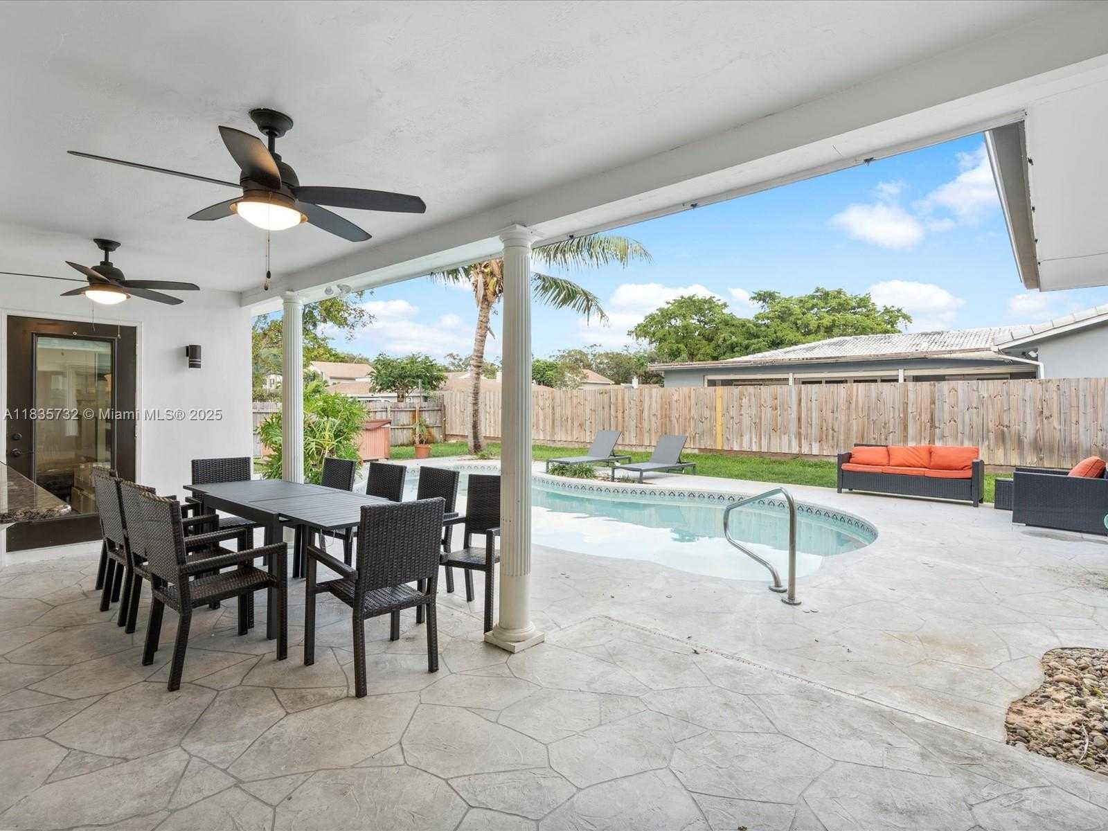 Small Image of 5191 SARAZEN DR, Hollywood Number 2