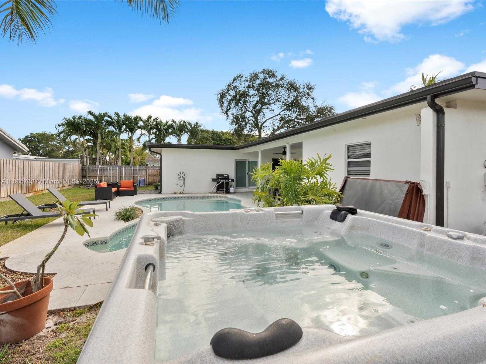 Small Image of 5191 SARAZEN DR, Hollywood Number 3