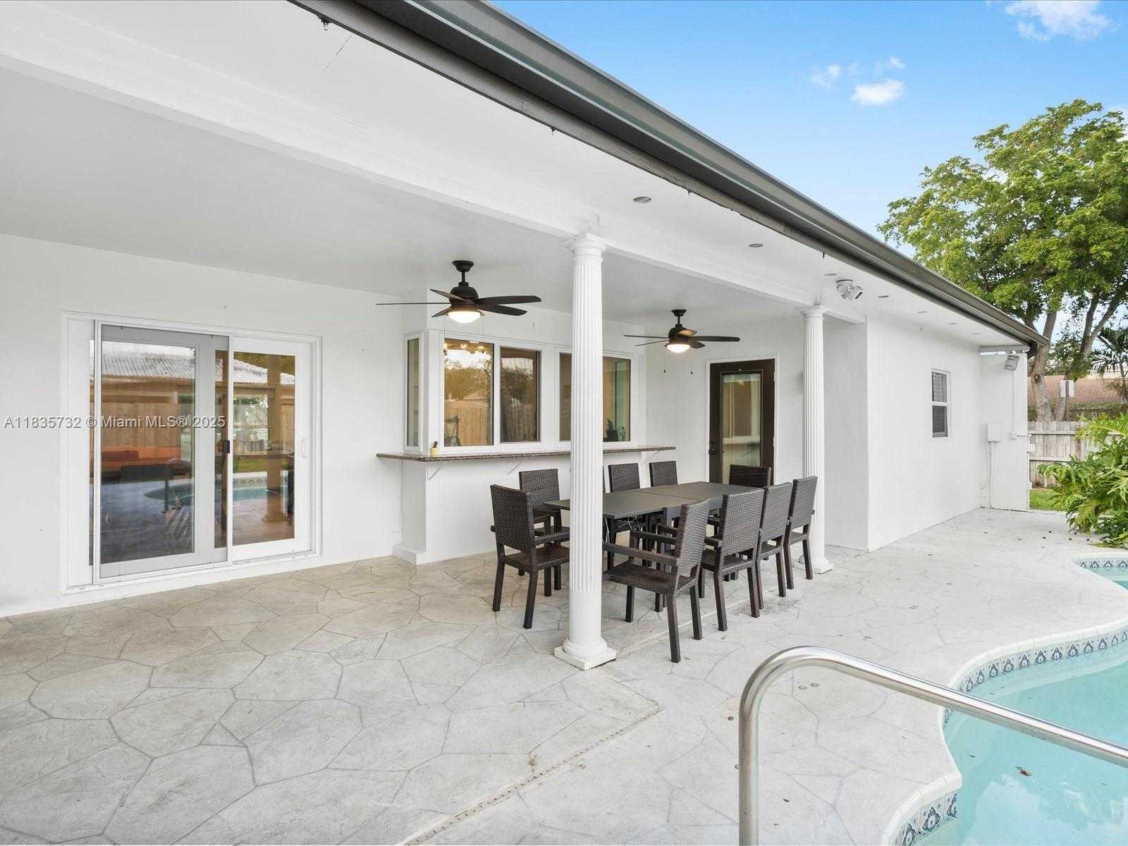 Small Image of 5191 SARAZEN DR, Hollywood Number 4