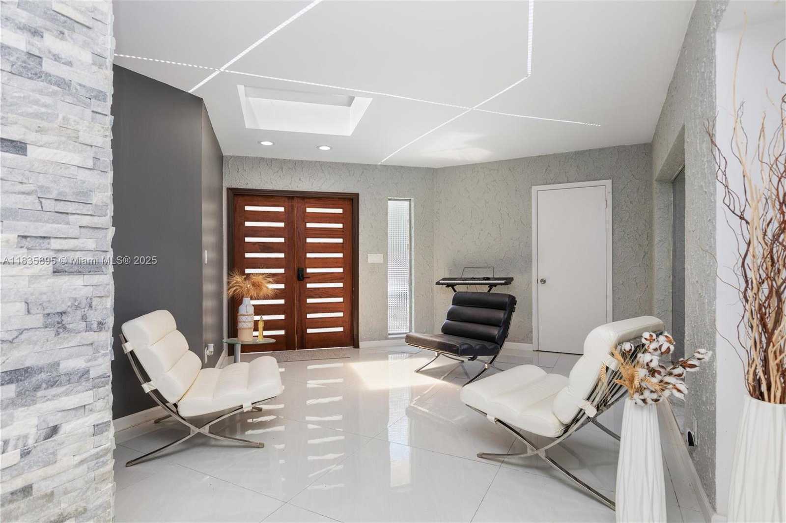 Small Image of 5712 WHITE HICKORY CIR, Tamarac Number 3
