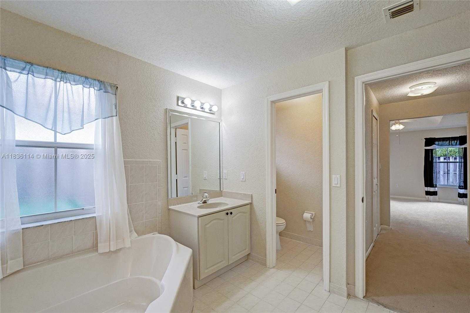Small Image of 14125 SOUTH CYPRESS COVE CIR, Davie Number 10