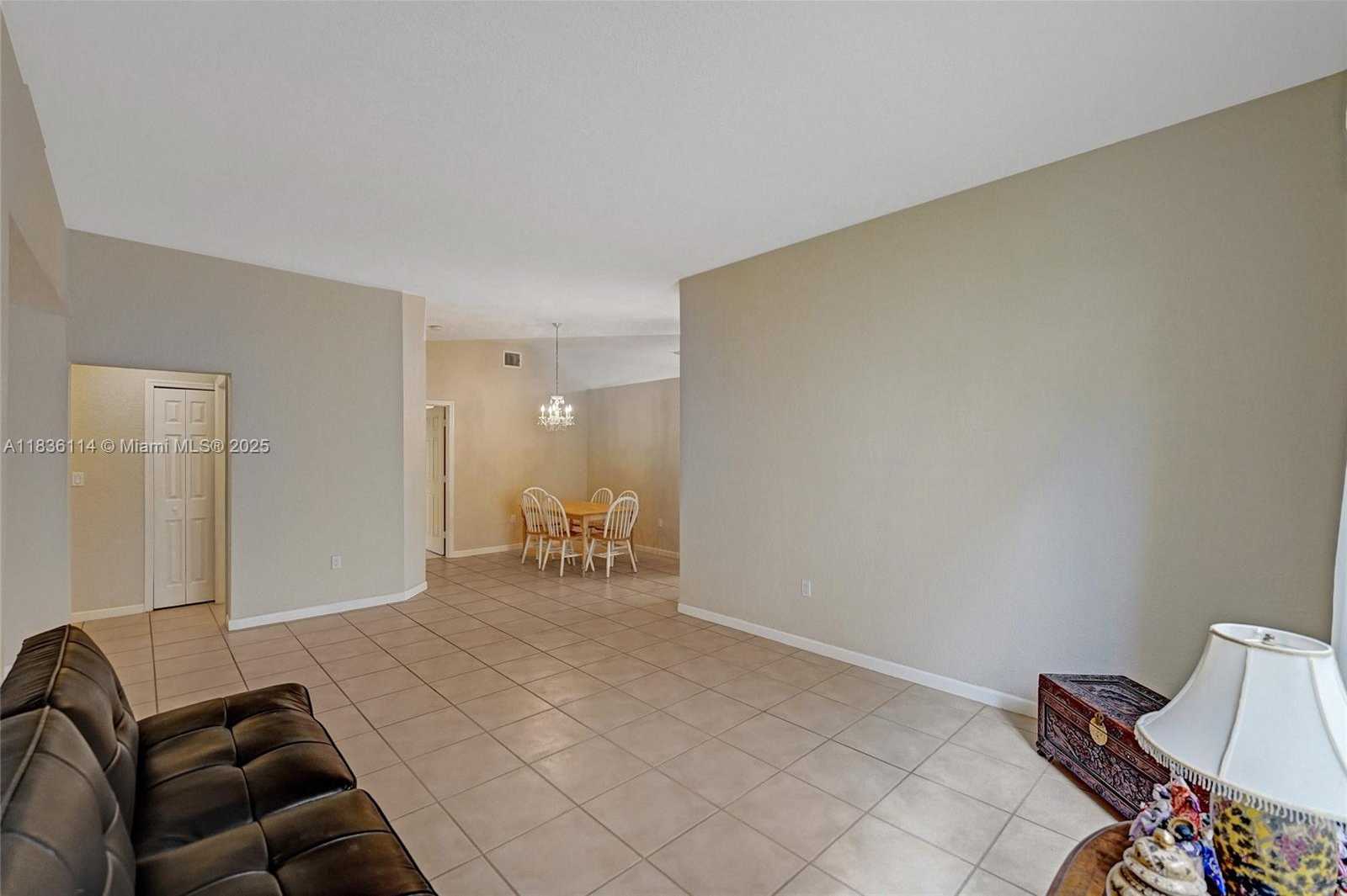 Small Image of 14125 SOUTH CYPRESS COVE CIR, Davie Number 13
