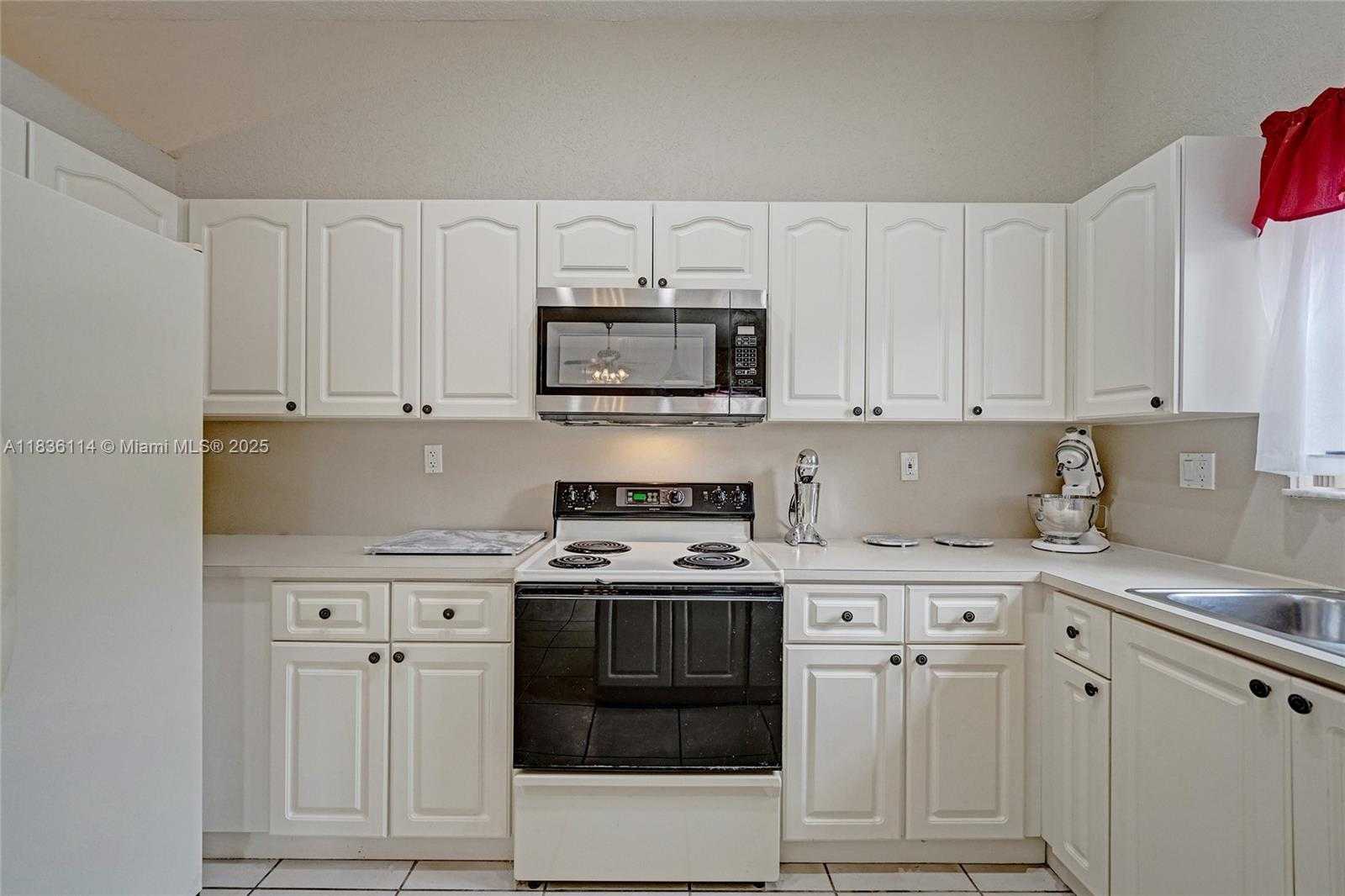 Small Image of 14125 SOUTH CYPRESS COVE CIR, Davie Number 18