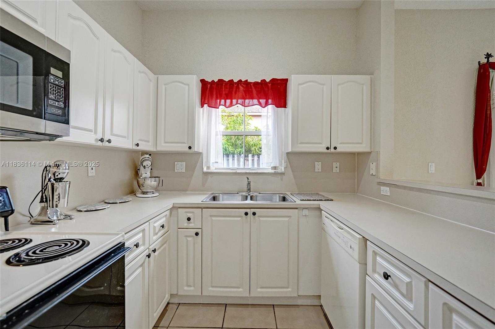 Small Image of 14125 SOUTH CYPRESS COVE CIR, Davie Number 19