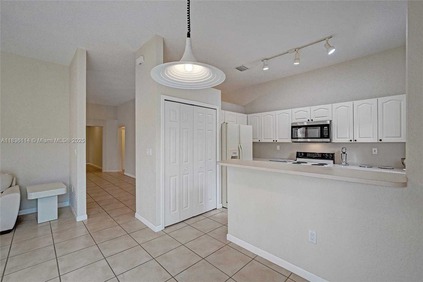 Small Image of 14125 SOUTH CYPRESS COVE CIR, Davie Number 2
