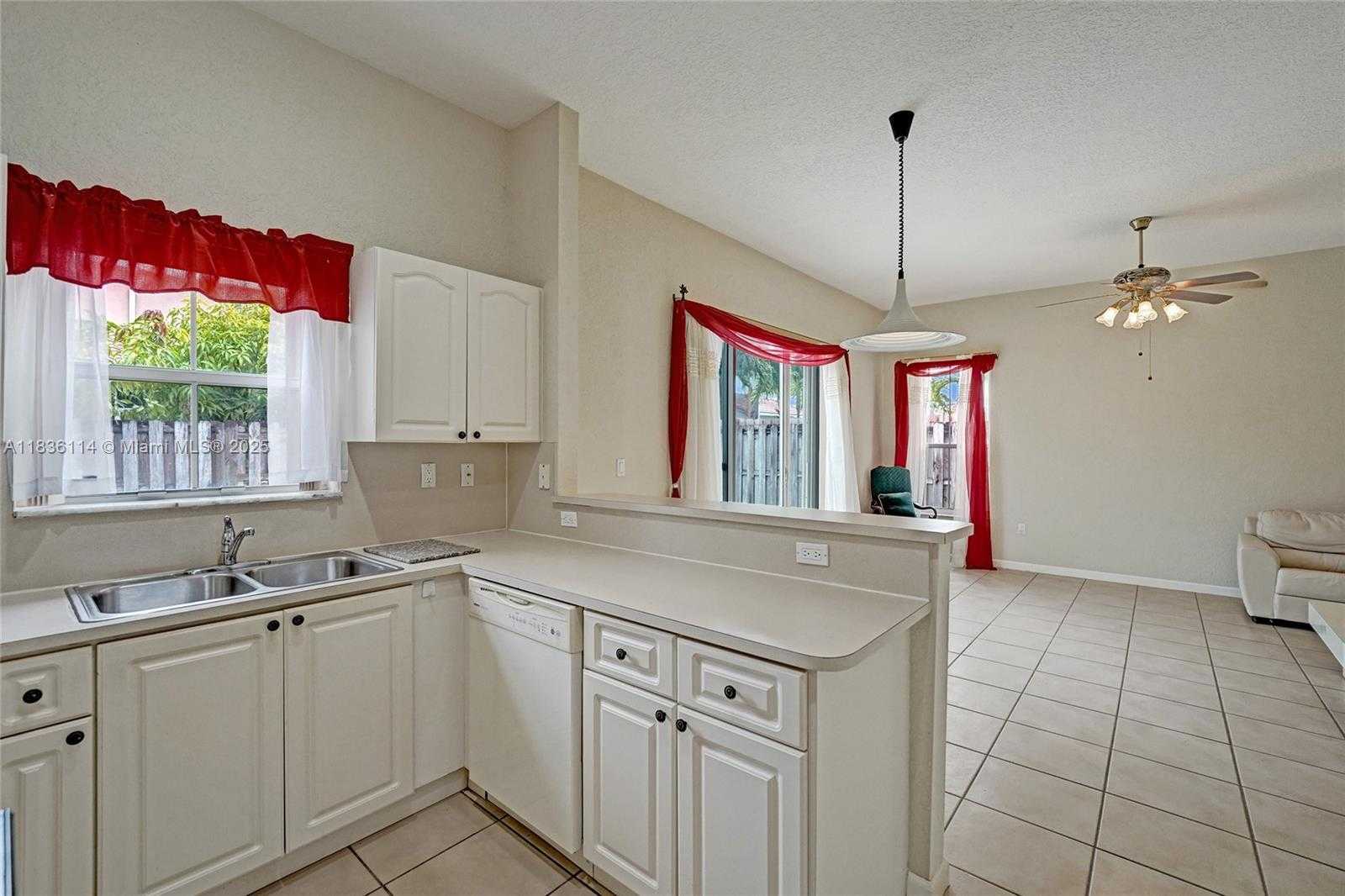 Small Image of 14125 SOUTH CYPRESS COVE CIR, Davie Number 20